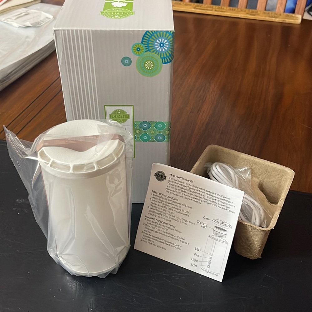 Scentsy Go + 2 Pods
